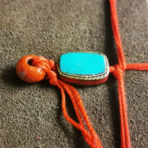 Carnet de voyage “Dolpo” , lien de soie et perle tibétaine - croûte de cuir véritable - Fait main - Equitable - LAMALI chez Tilvist Mulhouse