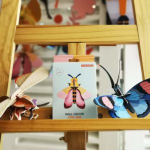 Pink Bee 3D à monter et suspendre ou à poser 15 cm- carton recyclé - Encre végétale - Studio Roof chez Tilvist Mulhouse