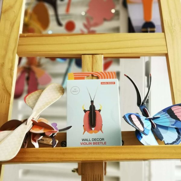 Violin Beetle 3D à monter et suspendre ou à poser 16 cm - Carton recyclé - Encre végétale - Studio Roof chez Tilvist Mulhouse