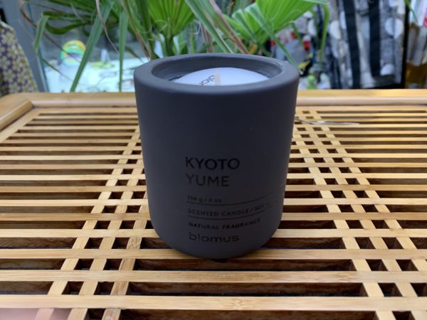 Bougie Kyoto Yume Blomus - 1 mèche - 114g - béton et soja - Fragrance natu