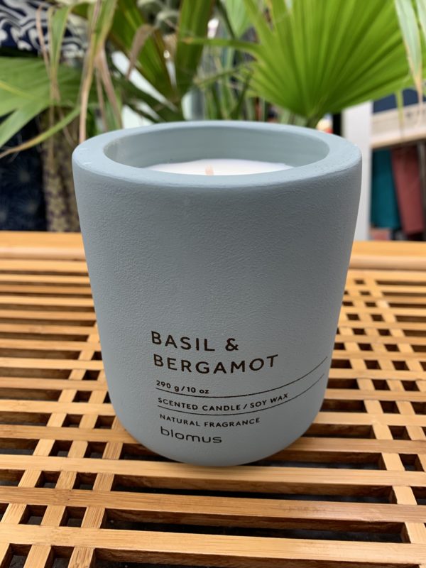 Bougie Basilic & Bergamotte 290g fragrance naturelle 1 mèche Blomus support béton