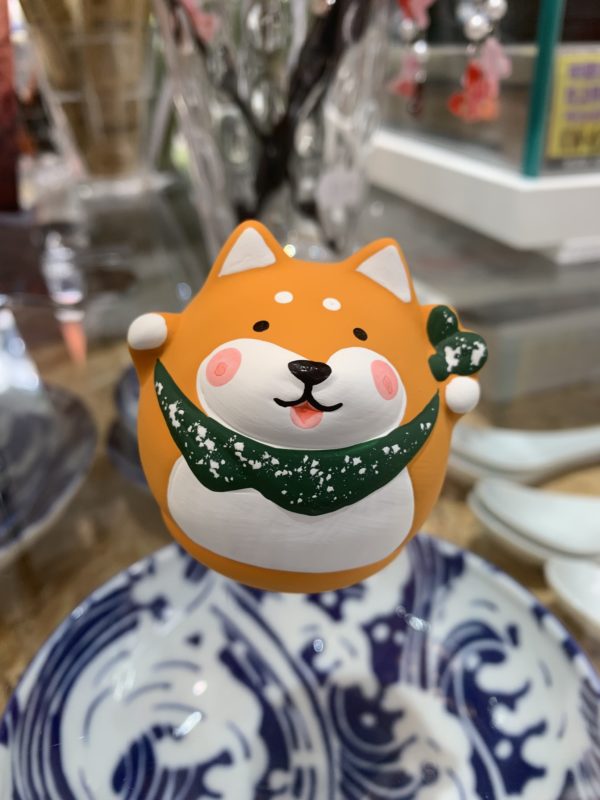 Figurine Fukumaru Shiba Orange culbuto en terre cuite et peint au Japon à la main