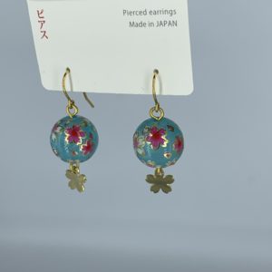 Boucle d'oreilles métal doré avec perle bleue et sakura - Fabriquée au Japon