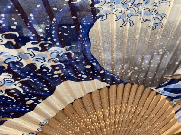 Eventail japonais Hokusaï La grande vague Kanawaga en soie imprimée et bambou