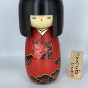 Kokeshi Yorokobi Joie rouge 21x9 cm - Poupée japonaise - Fabrication artisanale au Japon
