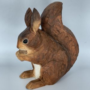 Ecureuil roux en bois