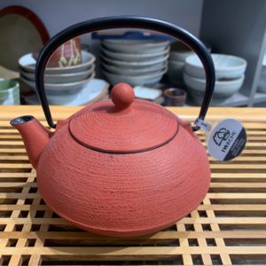 Théière en fonte Iwachu rouge 600ml - fabrication au Japon