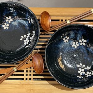 Coffret Bols à ramen sakura bleu nuit avec baguettes et cuillères du Japon