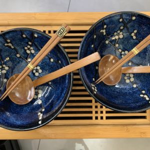 Coffret ramen Bleu sakura - 2 bols 1200ml céramique japonaise - 2 cuillières - 2 paires de baguettes