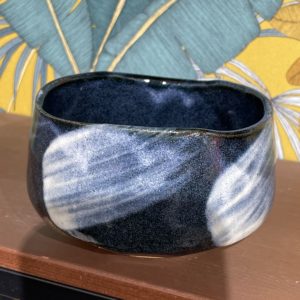 Bol à matcha traditionnel bleu et blanc en terre cuite émaillée