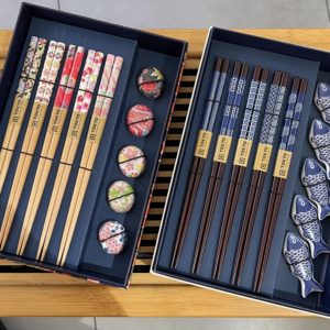 Coffret 5 paires de baguettes avec reposes baguettes assortis