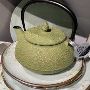 Théière fonte vert motif épines de pin or - 600 ml - Iwachu Japon