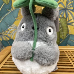 Peluche Kakayoshi Totoro Gris avec feuille - Licence officielle Studio Ghibli