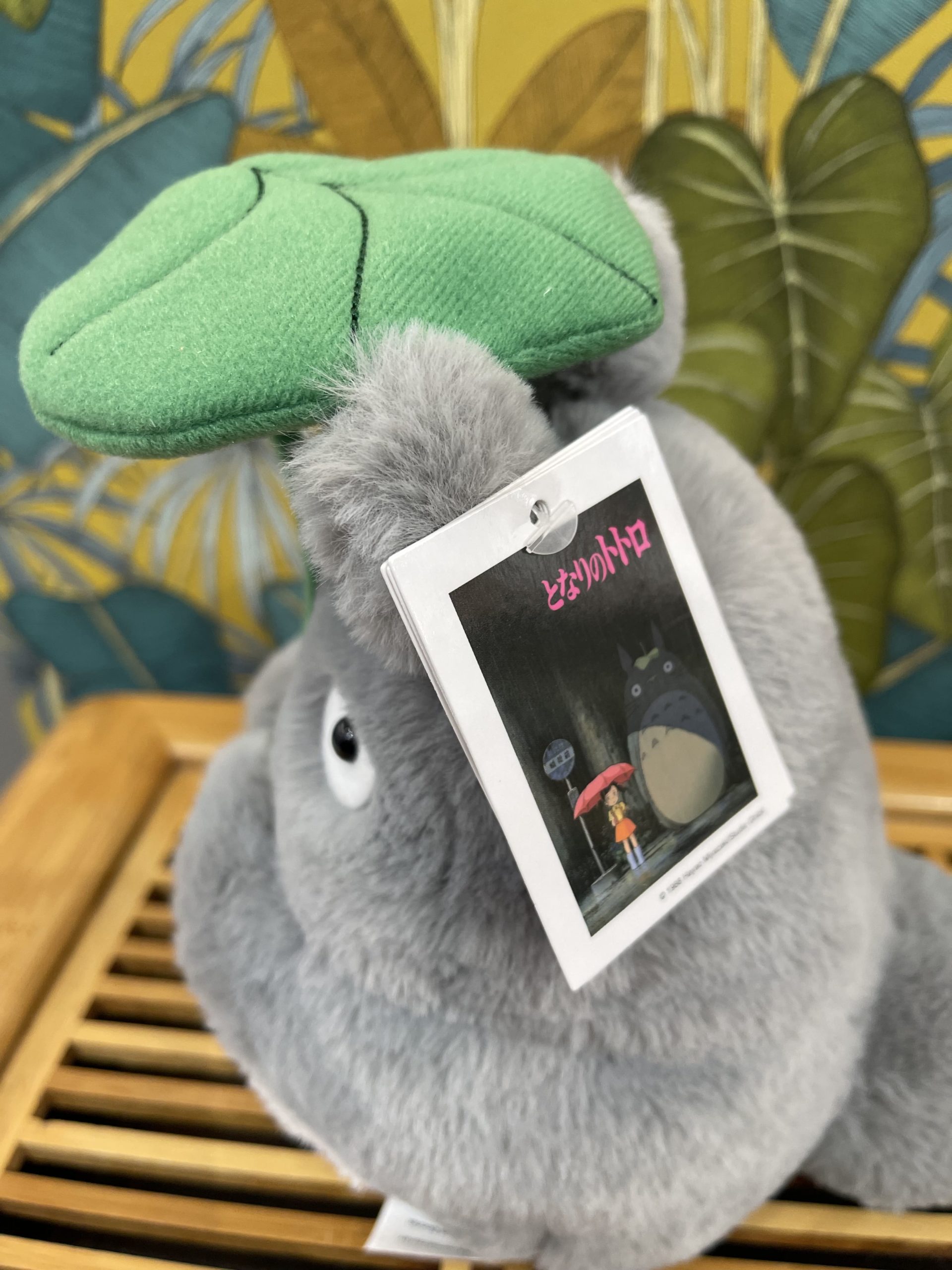 Peluche Kakayoshi Totoro Gris avec feuille - Licence officielle Studio Ghibli