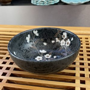Petit bol ou coupelle noir-vert Sakura - porcelaine japonaise 11x4,4 cm