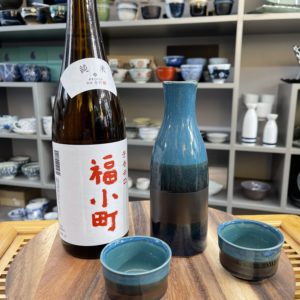 Coffret à saké ligné bleu et noir - porcelaine - fabrication artisanale au Japon - 3 pièces