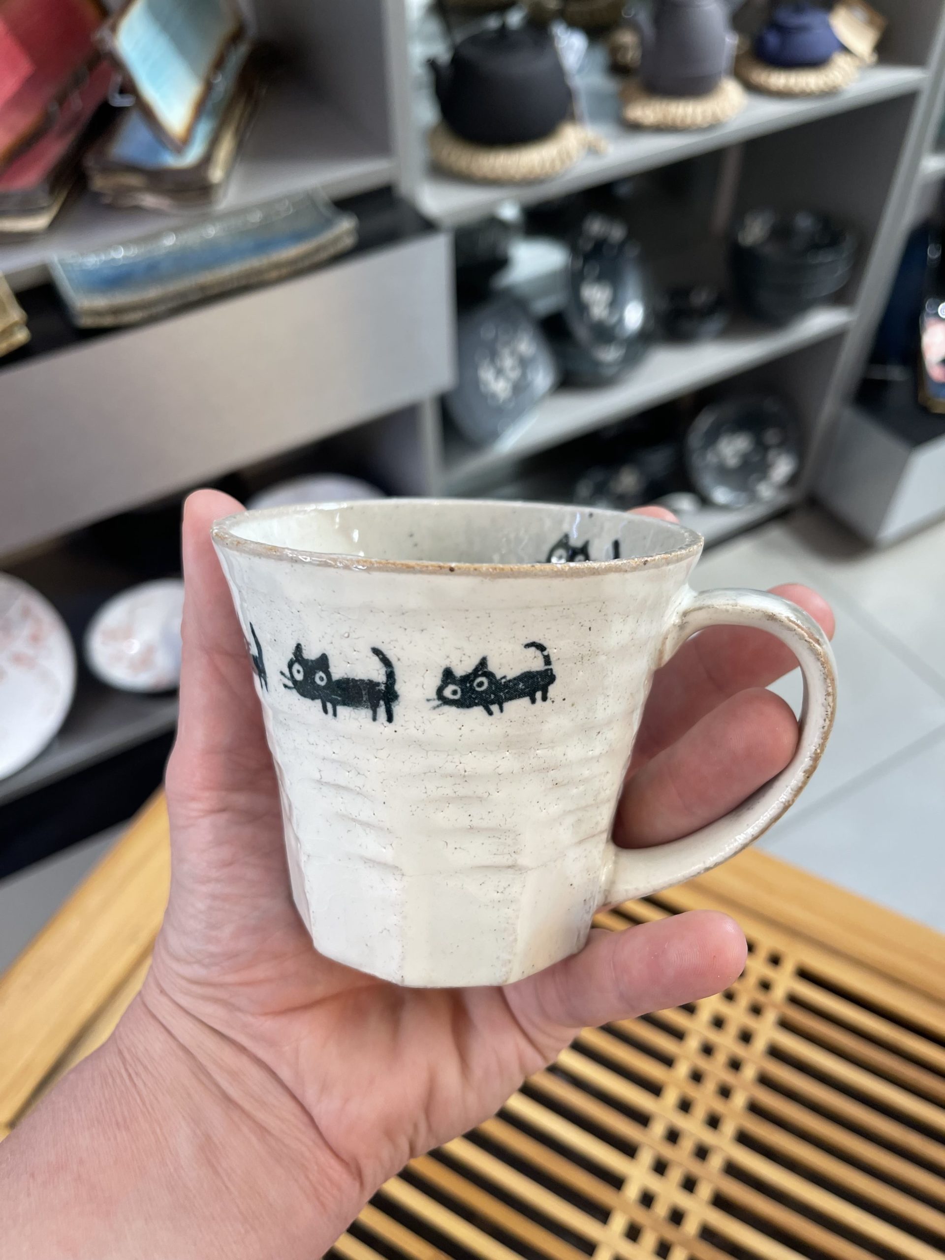 Tasse Neko noir en céramique fait main au Japon