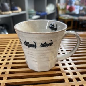 Tasse Neko noir en céramique fait main au Japon