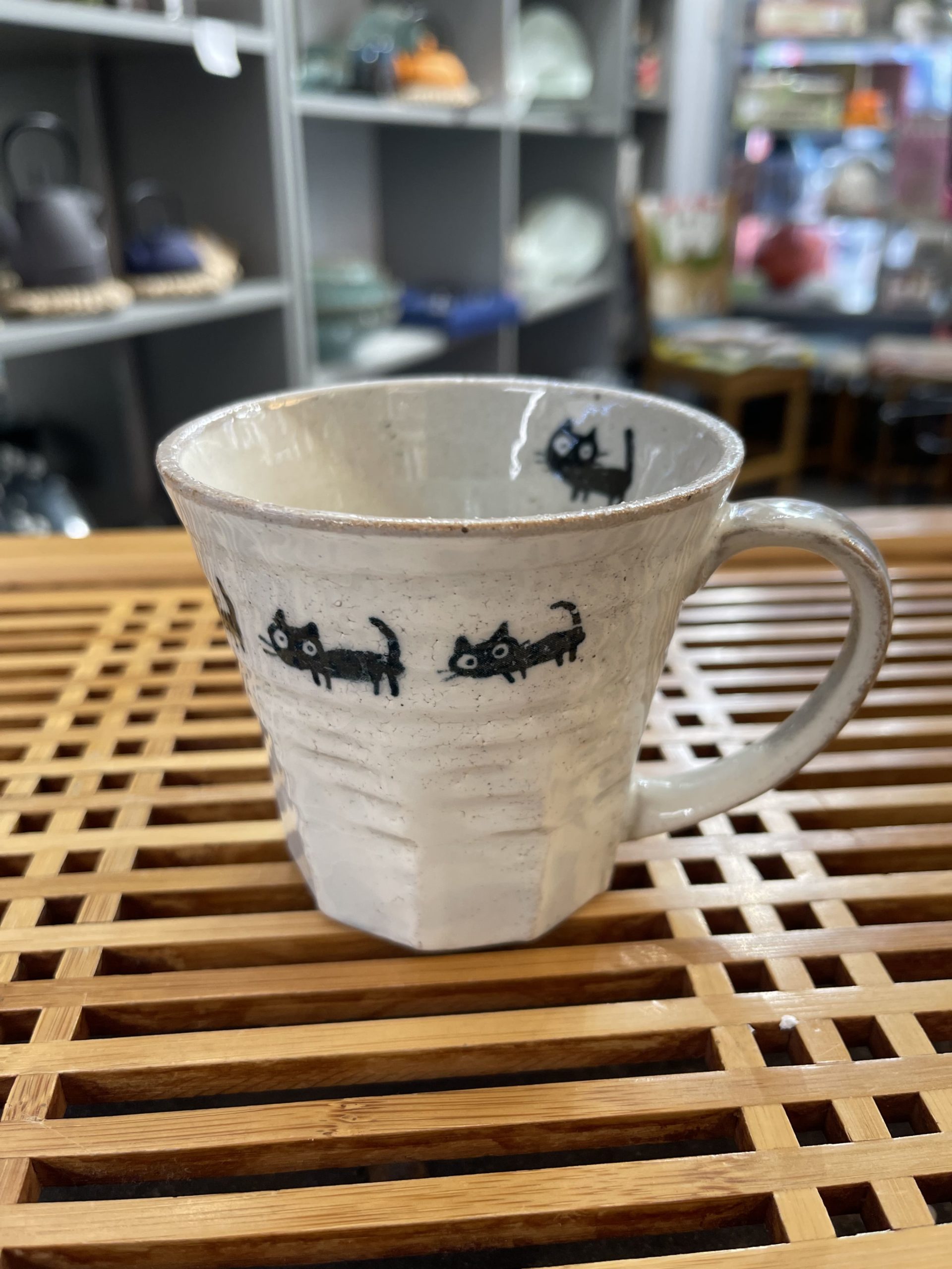 Tasse Neko noir en céramique fait main au Japon