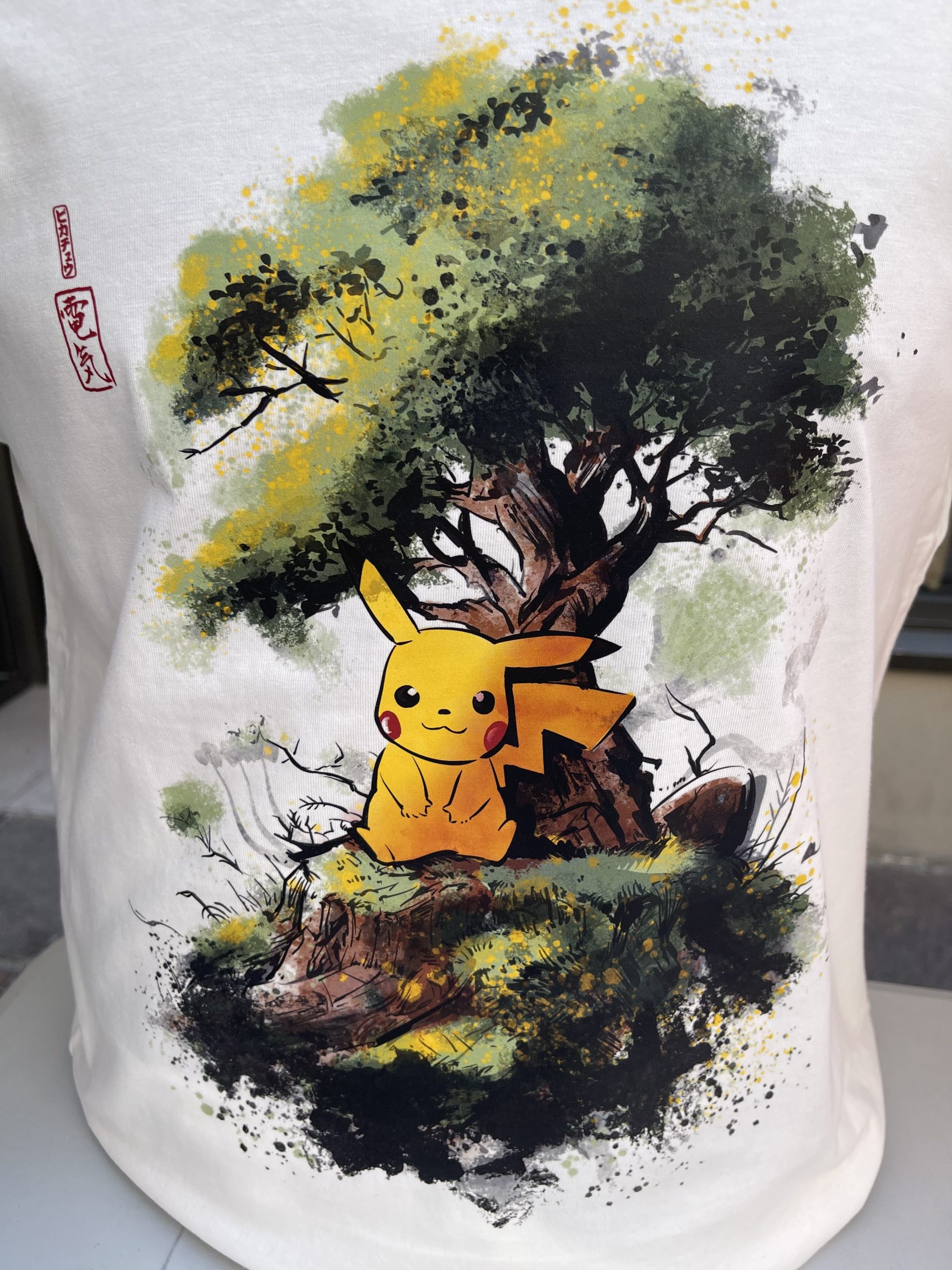 Tee-shirt Pikachu dans son arbre - 100 coton bio - Blanc
