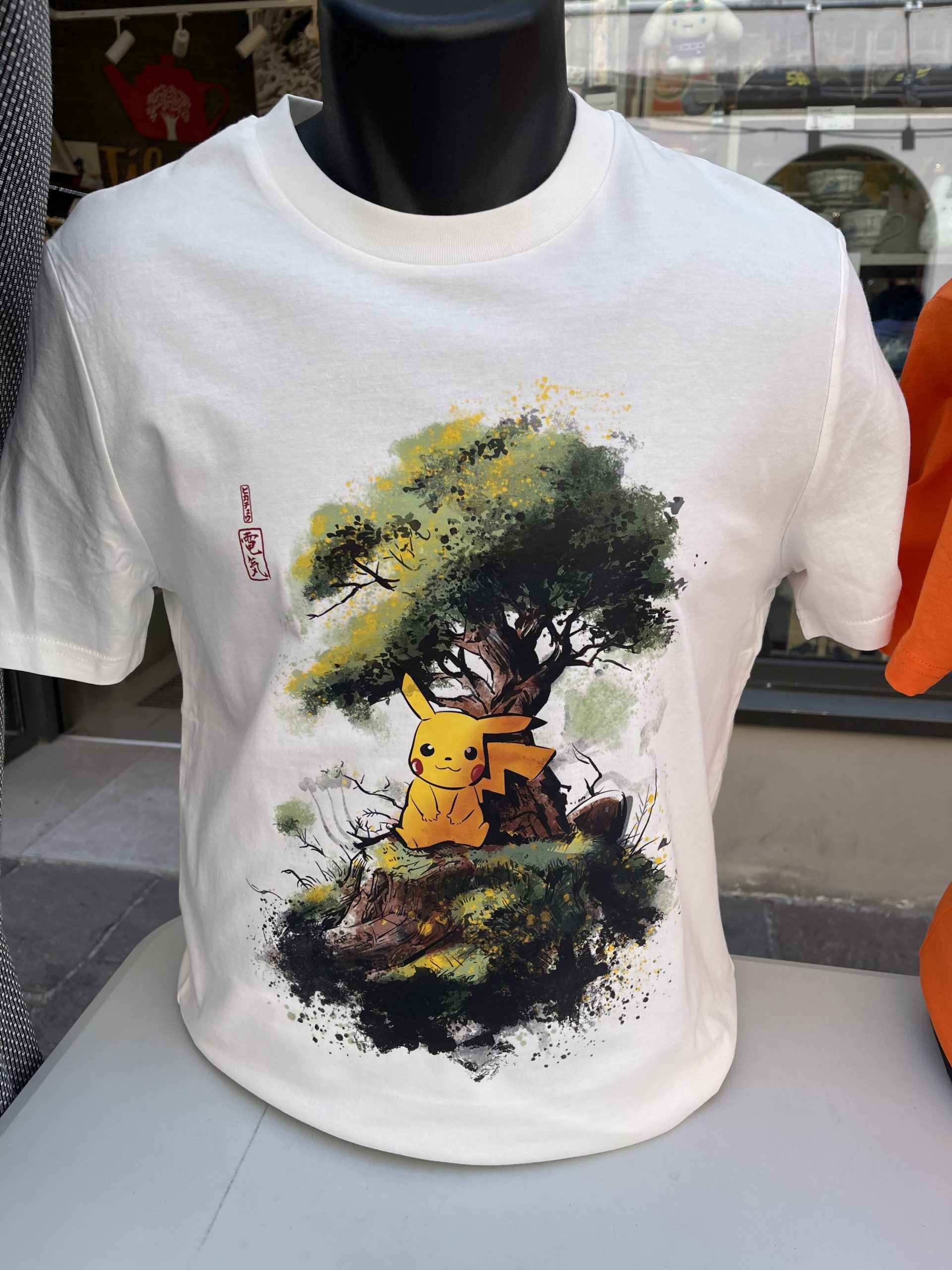 Tee-shirt Pikachu dans son arbre - 100 coton bio - Blanc